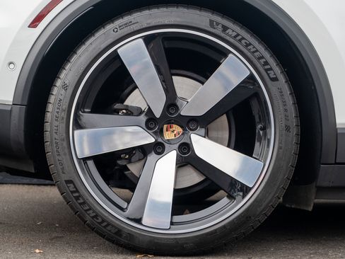 Certified 2025 Porsche Macan Electric image 14