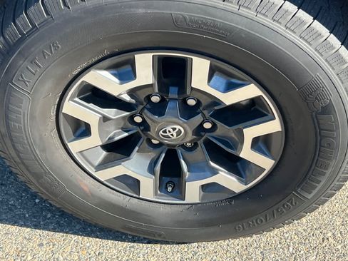 Used 2018 Toyota Tacoma TRD Off-Road w/ Technology Package RWD image 15