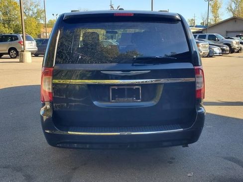 Used 2011 Chrysler Town & Country Touring image 5