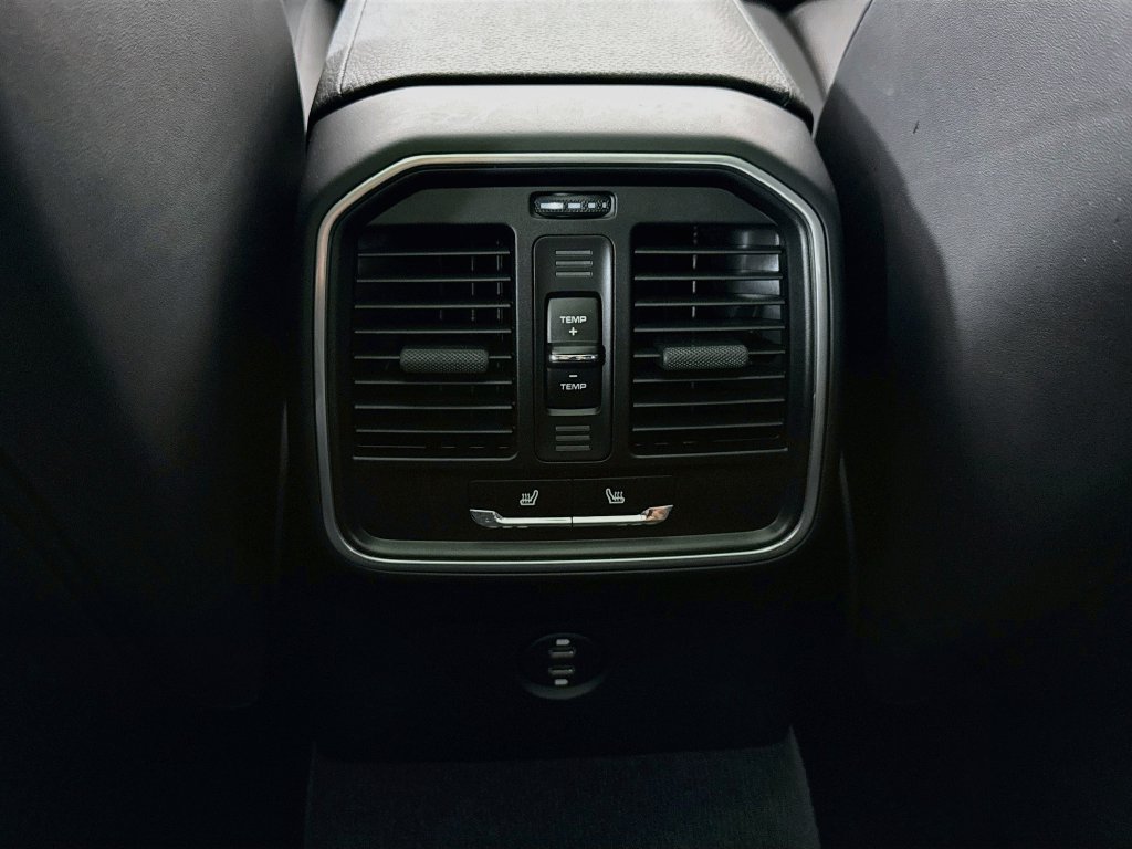 Certified 2025 Porsche Macan AWD/4WD image 27