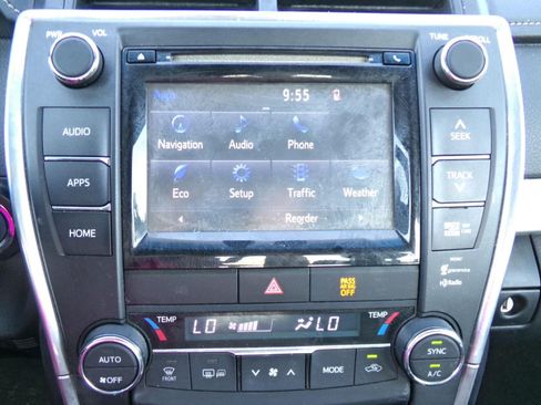 Used 2015 Toyota Camry SE w/ Moonroof Package FWD image 9