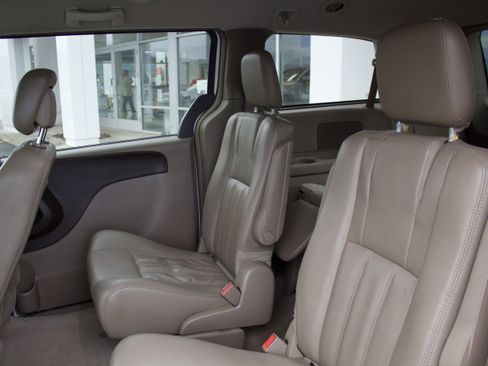 Used 2015 Chrysler Town & Country Touring image 24