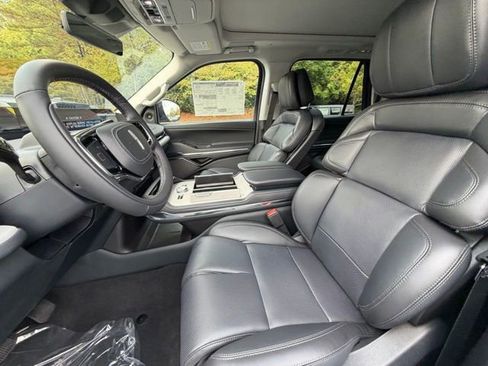 New 2025 Lincoln Navigator Reserve image 11
