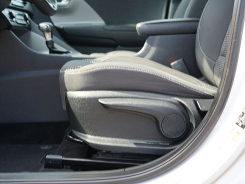 Used 2017 Kia Niro LX FWD image 15