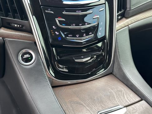 Used 2018 Cadillac Escalade Luxury AWD/4WD image 34