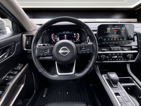 Used 2024 Nissan Pathfinder Platinum image 5