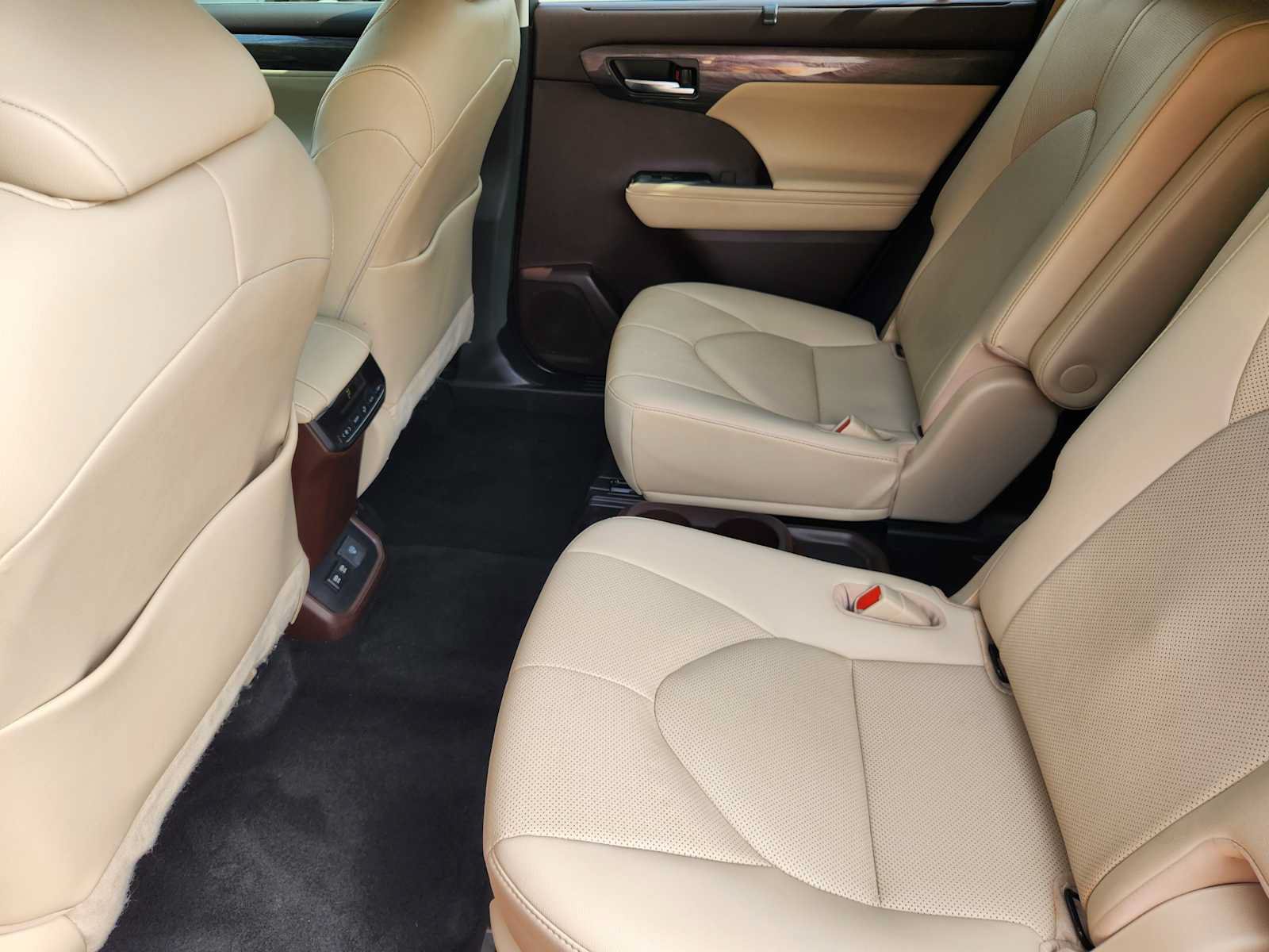 Used 2021 Toyota Highlander Limited FWD image 29