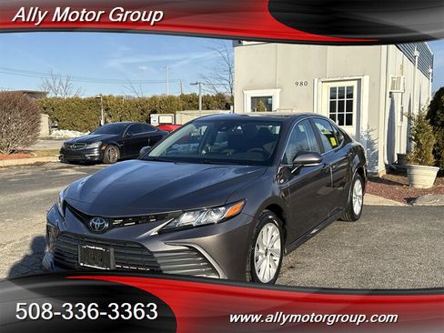 Used 2022 Toyota Camry LE image 1