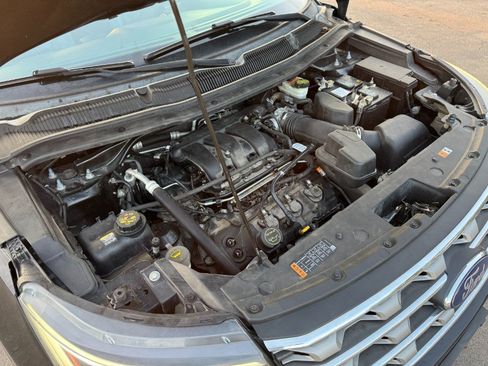 Used 2017 Ford Explorer XLT AWD/4WD image 27