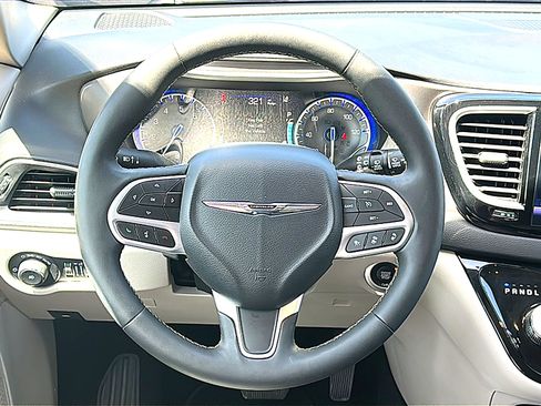 Used 2024 Chrysler Pacifica Touring-L FWD image 30