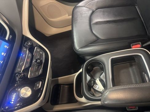 Used 2024 Chrysler Pacifica Touring-L image 24