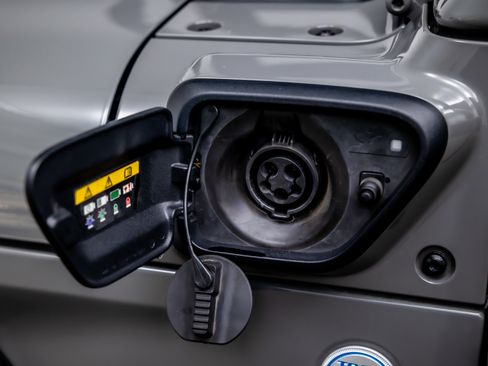 Used 2021 Jeep Wrangler Unlimited Sahara w/ Cold Weather Group AWD/4WD image 16