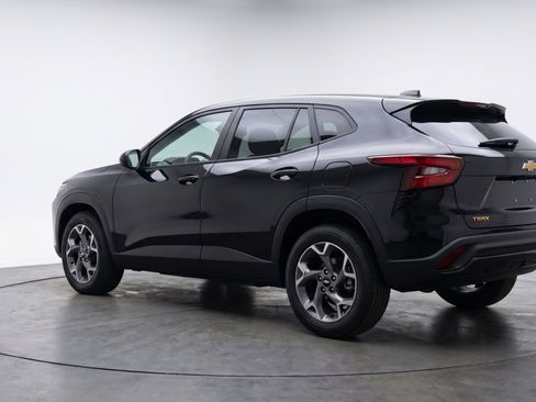 Used 2025 Chevrolet Trax LT FWD image 6