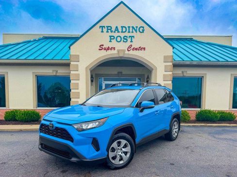Used 2019 Toyota RAV4 LE AWD/4WD image 2