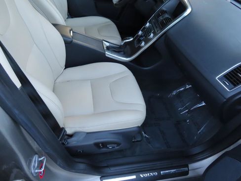 Used 2016 Volvo XC60 T6 w/ Proximity Package AWD/4WD image 22