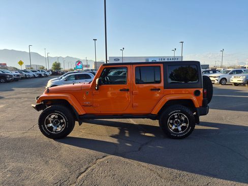 Used 2013 Jeep Wrangler Unlimited Sahara w/ Connectivity Group AWD/4WD image 9