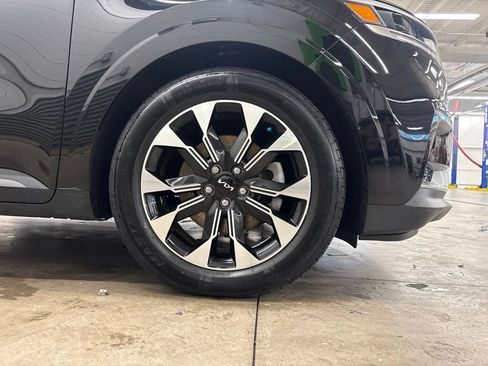 Certified 2024 Kia Carnival EX FWD image 22
