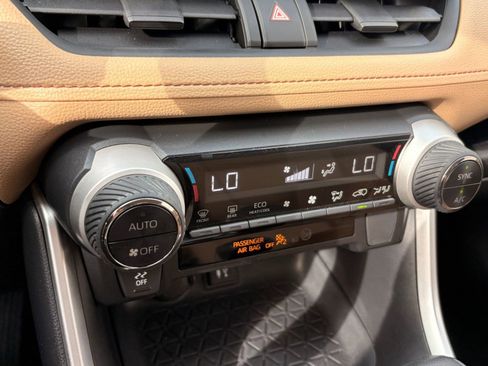 Used 2019 Toyota RAV4 LE image 18