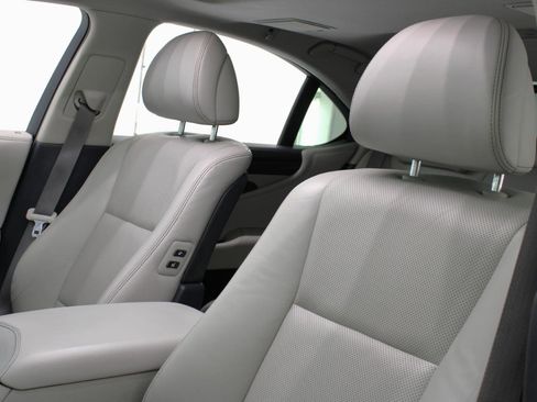 Used 2016 Lexus LS 460 w/ Comfort Package image 34