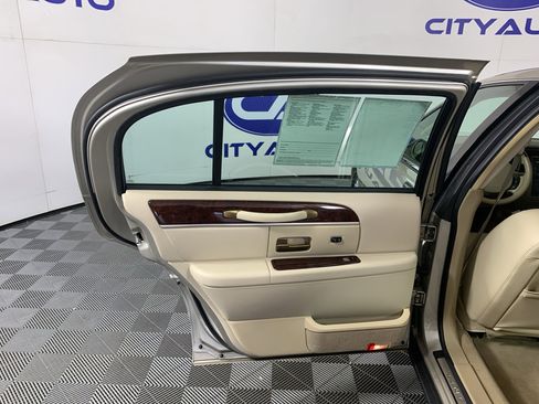 Used 2009 Lincoln Town Car Signature L image 27