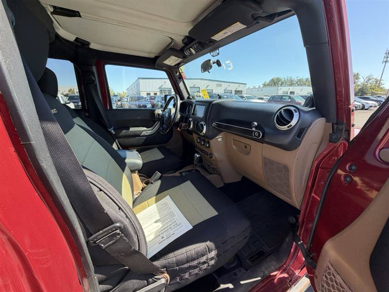 Used 2012 Jeep Wrangler Unlimited Rubicon w/ Dual Top Group AWD/4WD image 18