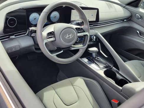 Certified 2025 Hyundai Elantra SEL image 3