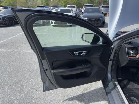 Used 2021 Volvo S60 T5 Momentum image 24