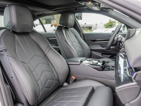 Used 2025 BMW 530i w/ Premium Package image 22