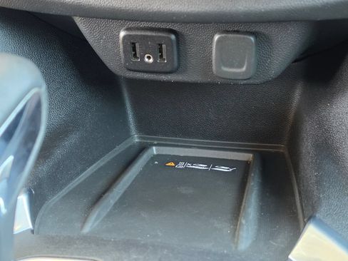 Used 2023 Chevrolet Traverse LT FWD image 24