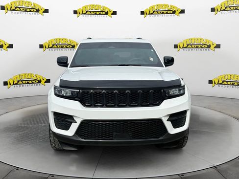 Used 2025 Jeep Grand Cherokee Altitude RWD image 8