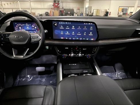 Used 2025 Chevrolet Suburban Z71 AWD/4WD image 14