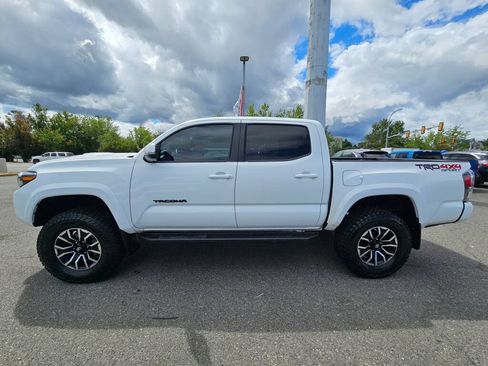 Used 2022 Toyota Tacoma TRD Sport w/ Black Out Package (TMS) AWD/4WD image 9