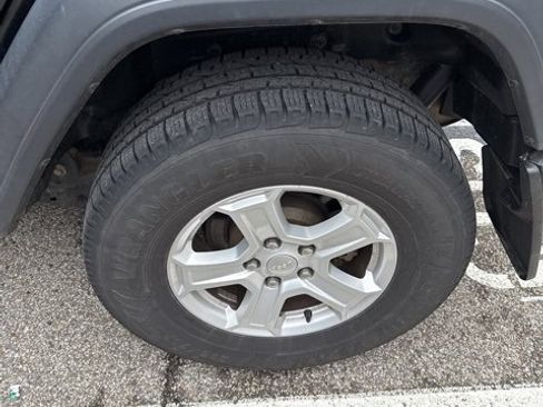 Used 2018 Jeep Wrangler Unlimited Sport S image 9