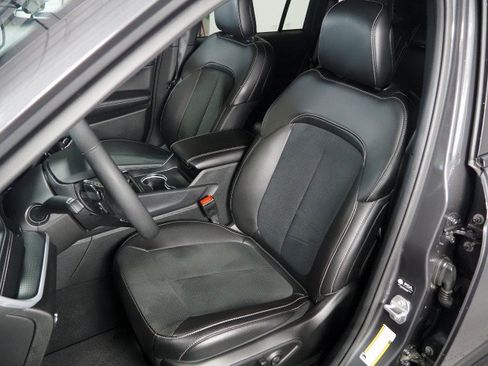 Used 2025 Jeep Grand Cherokee Altitude RWD image 13