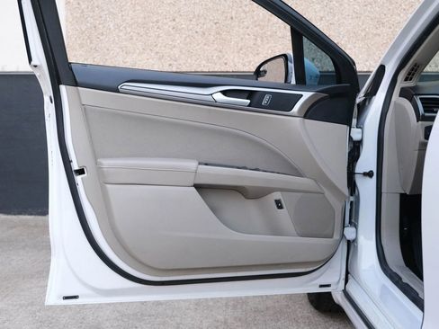 Used 2018 Ford Fusion SE image 18