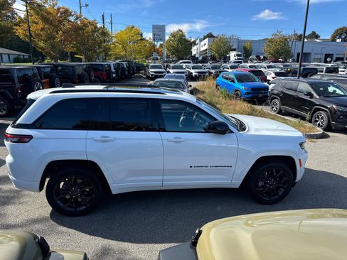 Used 2023 Jeep Grand Cherokee 30th Anniversary image 7