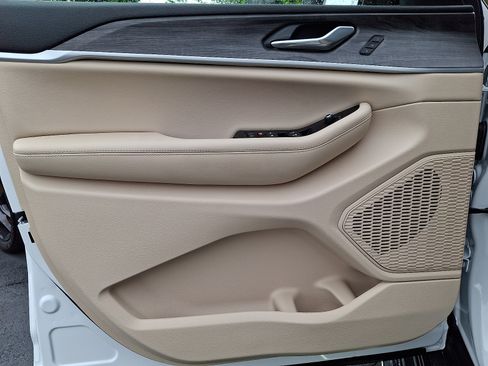 Certified 2025 Jeep Grand Cherokee Limited w/ Luxury Tech Group II AWD/4WD image 13