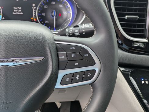 Used 2024 Chrysler Pacifica Touring-L FWD image 20