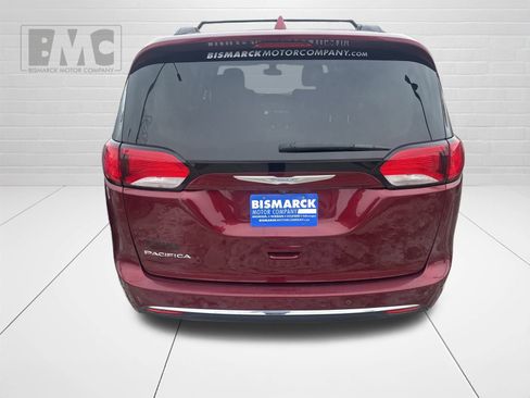 Used 2017 Chrysler Pacifica Touring-L image 6