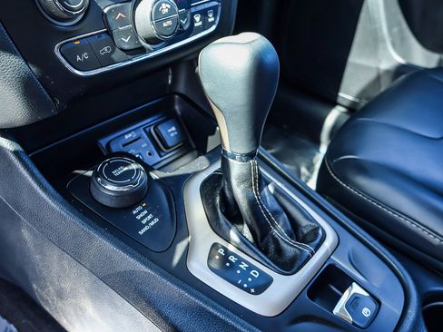 Used 2016 Jeep Cherokee Limited image 8