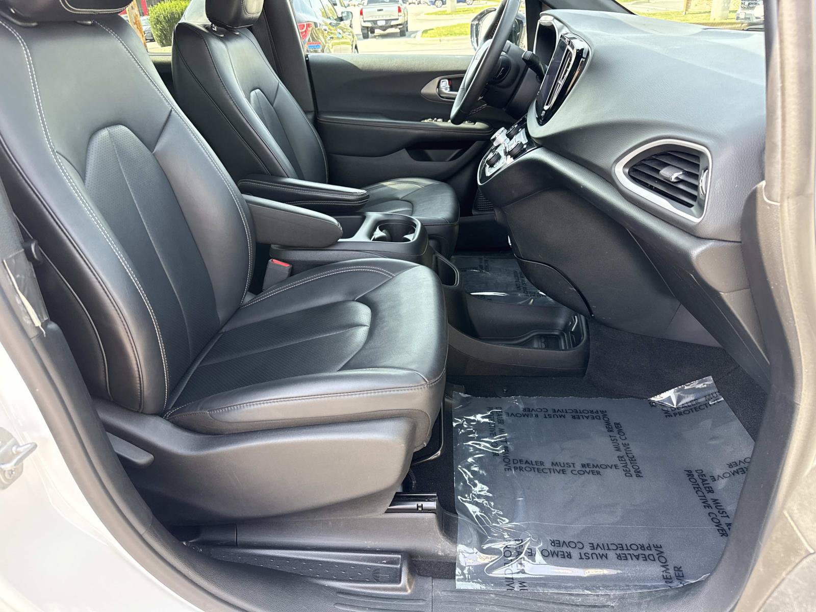 Used 2025 Chrysler Pacifica Select FWD image 25