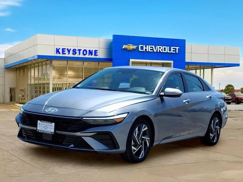Used 2025 Hyundai Elantra SEL FWD image 3