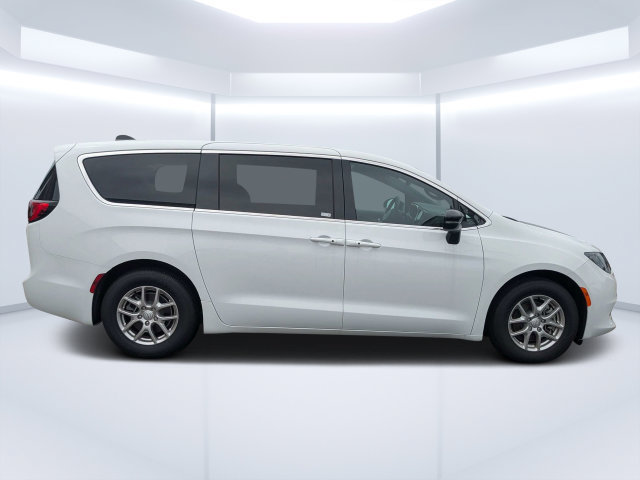 Used 2025 Chrysler Voyager LX FWD image 2