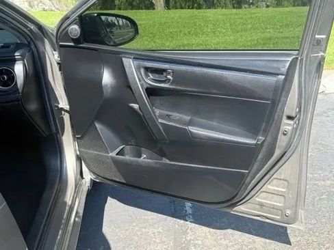 Used 2018 Toyota Corolla SE w/ Protection Package FWD image 9