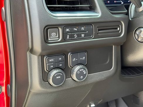 Used 2024 Chevrolet Suburban Z71 w/ Luxury Package AWD/4WD image 14