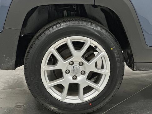 Used 2020 Jeep Renegade Latitude w/ Cold Weather Group AWD/4WD image 24