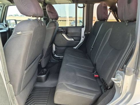 Used 2018 Jeep Wrangler Unlimited Sahara AWD/4WD image 10