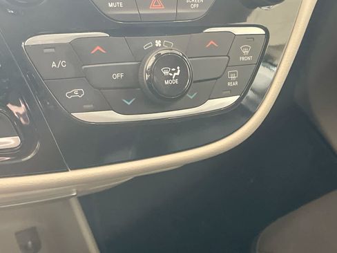 Used 2023 Chrysler Voyager LX FWD image 18