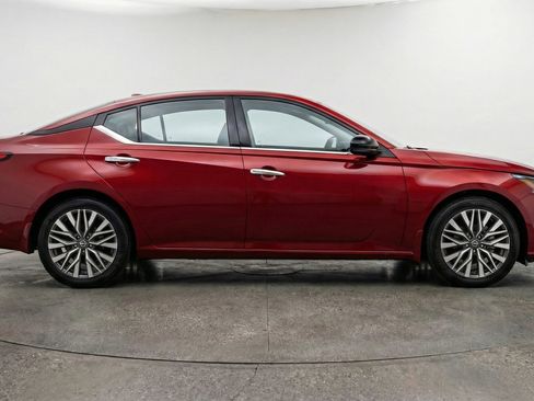 Used 2025 Nissan Altima 2.5 SV FWD image 11