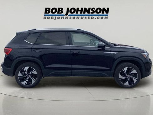 Used 2024 Volkswagen Taos SE image 2